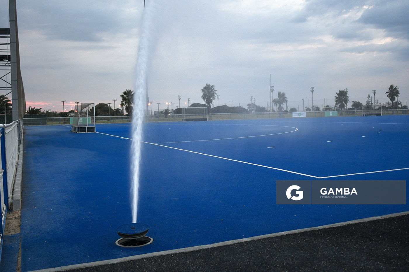 Sistema de riego. Cancha Celeste. Entrenamiento de la selección uruguaya femenina de Hockey.