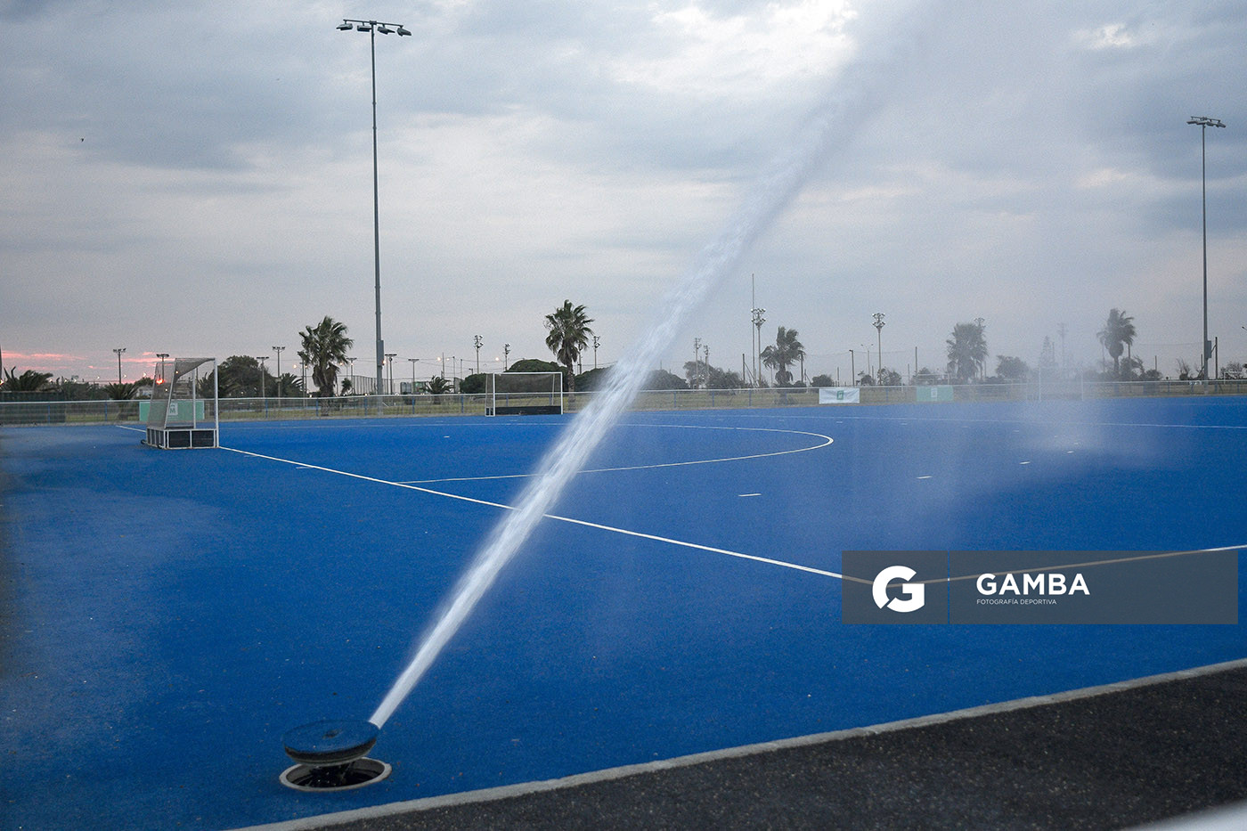 Sistema de riego. Cancha Celeste. Entrenamiento de la selección uruguaya femenina de Hockey.