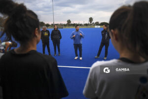 Nicolás Tixe, director técnico de Uruguay. Cancha Celeste. Entrenamiento de la selección uruguaya femenina de Hockey.
