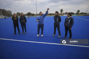 Nicolás Tixe, director técnico de Uruguay. Cancha Celeste. Entrenamiento de la selección uruguaya femenina de Hockey.