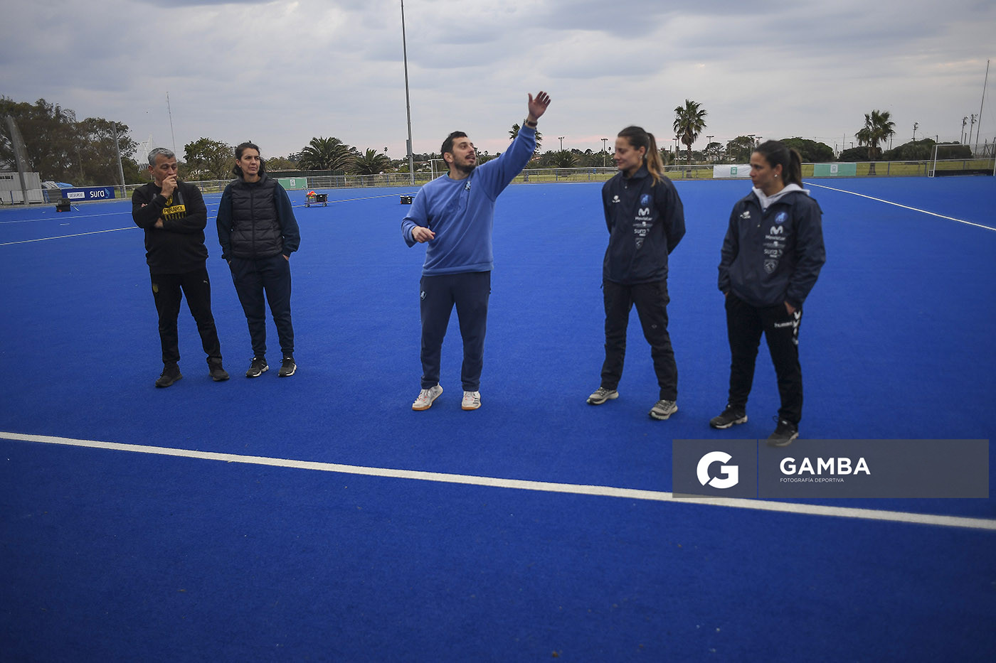 Nicolás Tixe, director técnico de Uruguay. Cancha Celeste. Entrenamiento de la selección uruguaya femenina de Hockey.