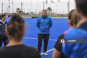 Rolando “Rolo” Rivero, entrenador argentino. Cancha Celeste. Entrenamiento de la selección uruguaya femenina de Hockey.