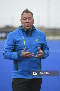 Rolando “Rolo” Rivero, entrenador argentino. Cancha Celeste. Entrenamiento de la selección uruguaya femenina de Hockey.