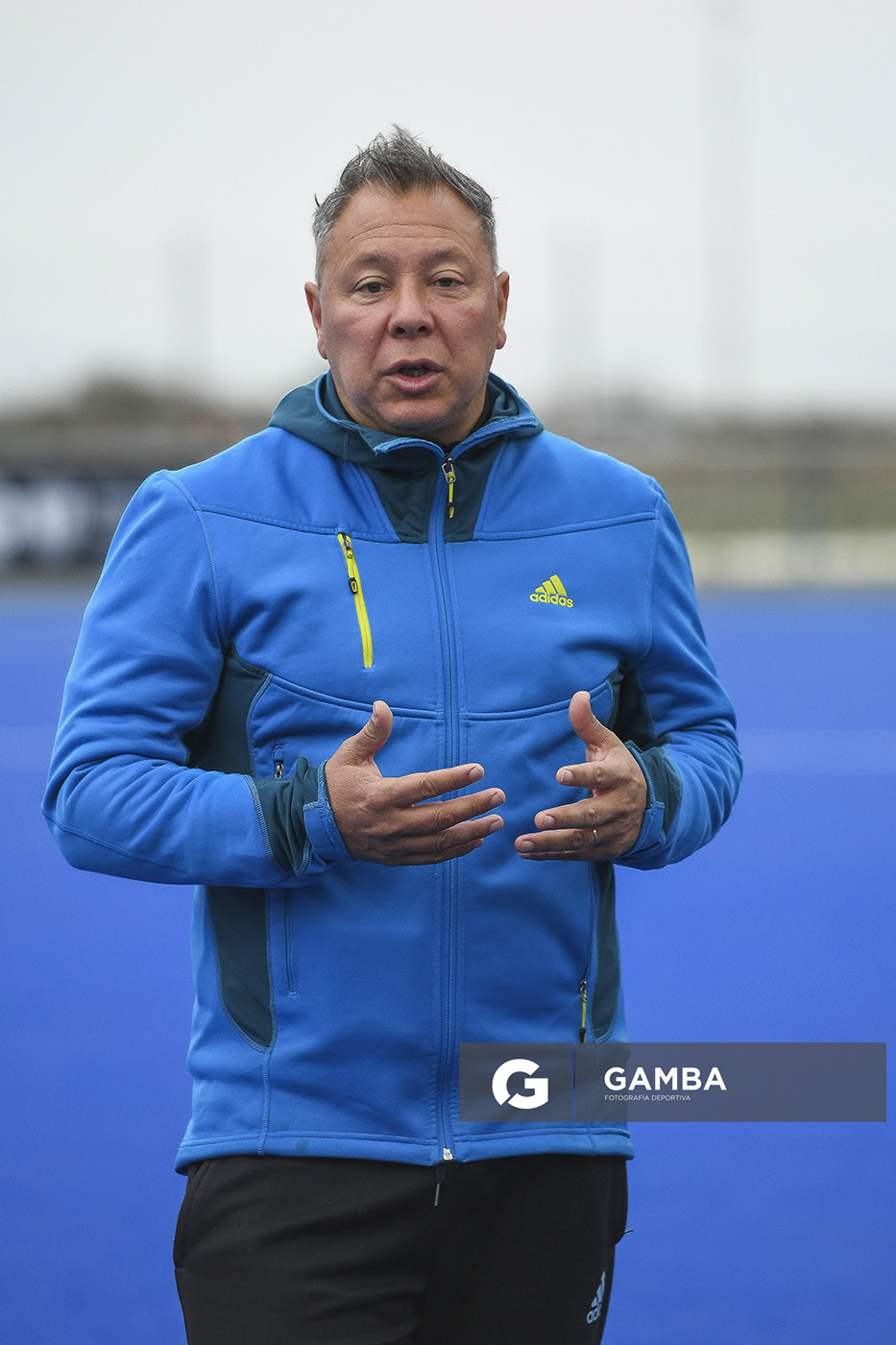 Rolando “Rolo” Rivero, entrenador argentino. Cancha Celeste. Entrenamiento de la selección uruguaya femenina de Hockey.