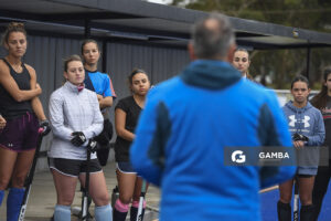 Rolando “Rolo” Rivero, entrenador argentino. Cancha Celeste. Entrenamiento de la selección uruguaya femenina de Hockey.