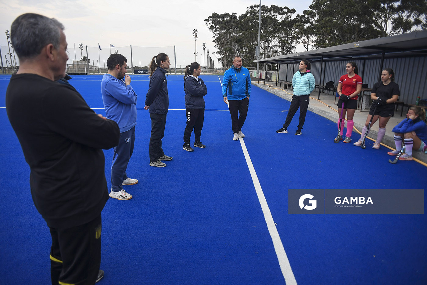 Rolando “Rolo” Rivero, entrenador argentino. Cancha Celeste. Entrenamiento de la selección uruguaya femenina de Hockey.