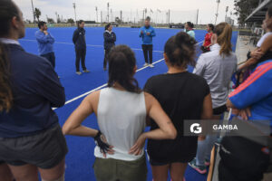 Rolando “Rolo” Rivero, entrenador argentino. Cancha Celeste. Entrenamiento de la selección uruguaya femenina de Hockey.