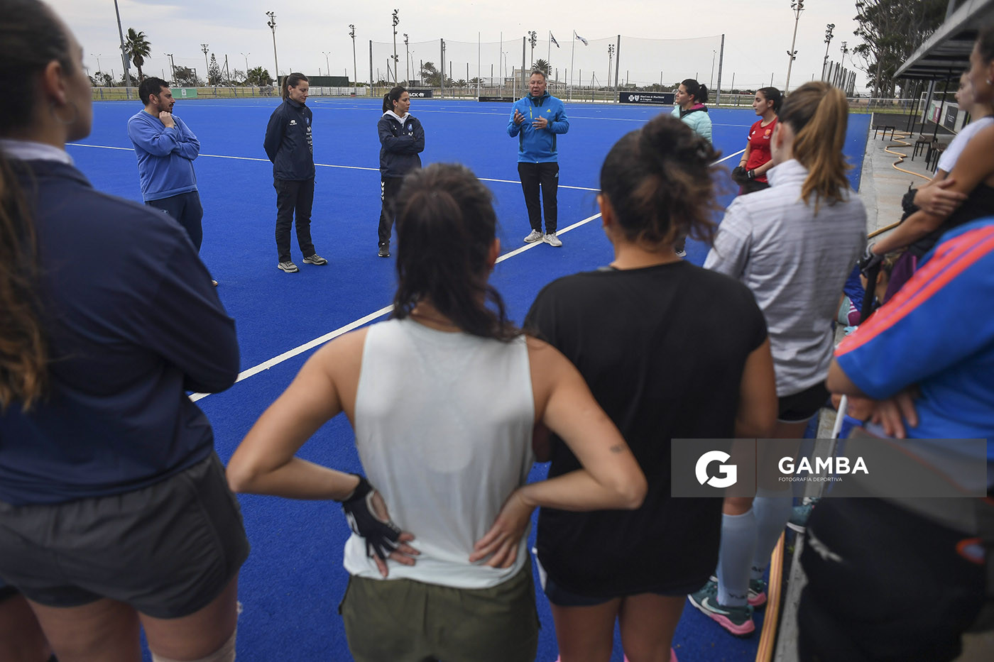Rolando “Rolo” Rivero, entrenador argentino. Cancha Celeste. Entrenamiento de la selección uruguaya femenina de Hockey.