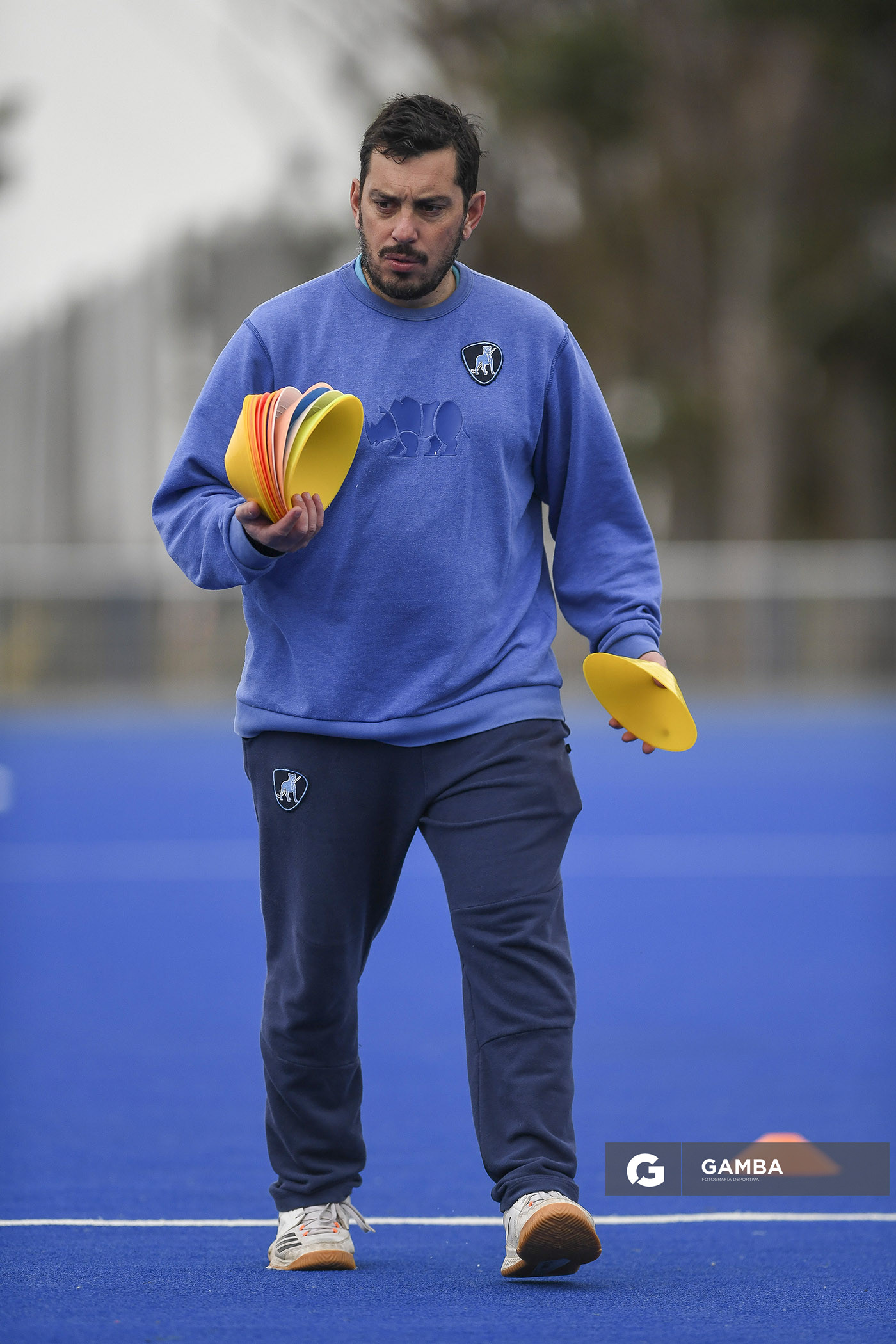 Nicolás Tixe, director técnico de Uruguay. Cancha Celeste. Entrenamiento de la selección uruguaya femenina de Hockey.