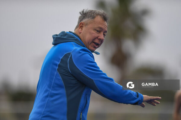 Rolando “Rolo” Rivero, entrenador argentino. Cancha Celeste. Entrenamiento de la selección uruguaya femenina de Hockey.