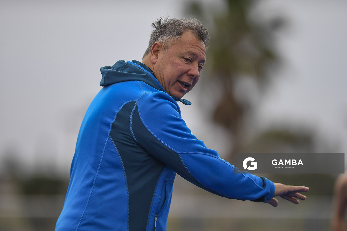 Rolando “Rolo” Rivero, entrenador argentino. Cancha Celeste. Entrenamiento de la selección uruguaya femenina de Hockey.