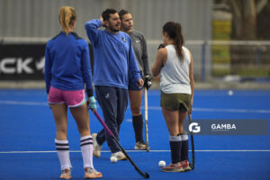 Nicolás Tixe, director técnico de Uruguay. Cancha Celeste. Entrenamiento de la selección uruguaya femenina de Hockey.