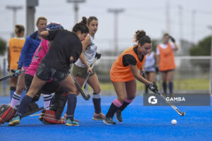Kaisuami Dallorso, Sol Amadeo Gaviña y Florencia Peñalba. Cancha Celeste. Entrenamiento de la selección uruguaya femenina de Hockey.