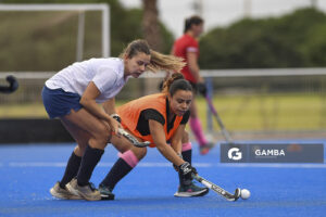 Manuela Quiñones y Florencia Peñalba. Cancha Celeste. Entrenamiento de la selección uruguaya femenina de Hockey.