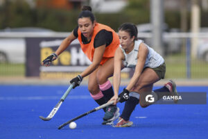 Florencia Peñalba, y Sol Amadeo Gaviña. Cancha Celeste. Entrenamiento de la selección uruguaya femenina de Hockey.