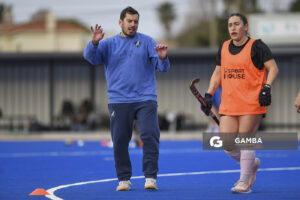 Nicolás Tixe, director técnico de Uruguay. Cancha Celeste. Entrenamiento de la selección uruguaya femenina de Hockey.