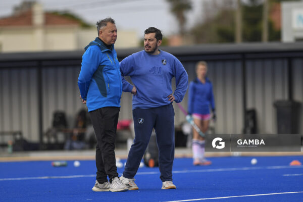 Rolando “Rolo” Rivero y Nicolás Tixe. Cancha Celeste. Entrenamiento de la selección uruguaya femenina de Hockey.