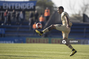 Maximiliano Olivera, de Peñarol. Torneo Intermedio. Estadio Belvedere.