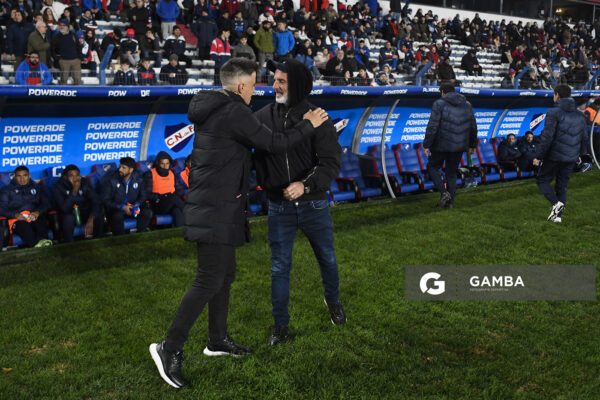 Pablo Peirano, director técnico de Nacional. Diego Monarriz, director técnico de Juventud. Torneo Intermedio. Estadio Gran Parque Central.