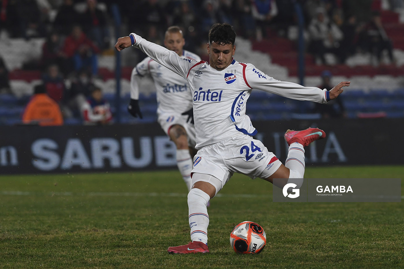 Exequiel Mereles, de Nacional. Torneo Intermedio. Estadio Gran Parque Central.