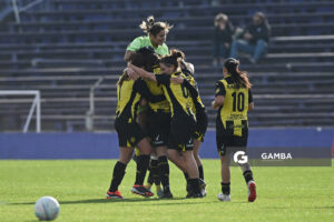 Jugadoras de Peñarol tras gol de Daiana Farías. Campeonato Uruguayo de Fútbol Femenino. Estadio Luis Franzini.