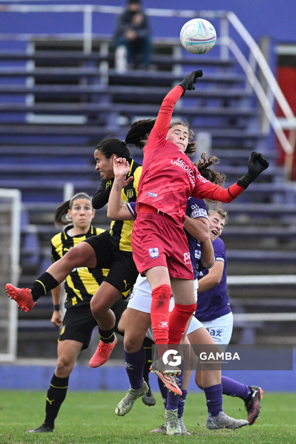 Romina Olmedo, golera de Defensor Sporting. Campeonato Uruguayo de Fútbol Femenino. Estadio Luis Franzini.