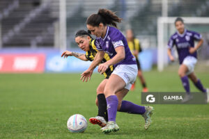 Érika Vidiella, de Peñarol. Julieta Félix, de Defensor Sporting. Campeonato Uruguayo de Fútbol Femenino. Estadio Luis Franzini.