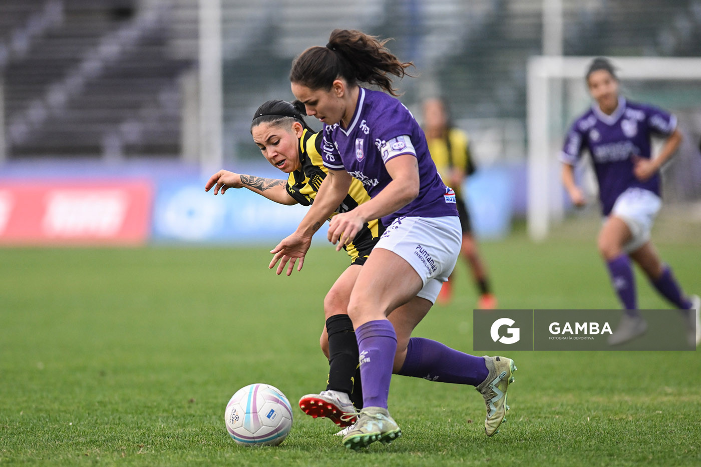 Érika Vidiella, de Peñarol. Julieta Félix, de Defensor Sporting. Campeonato Uruguayo de Fútbol Femenino. Estadio Luis Franzini.