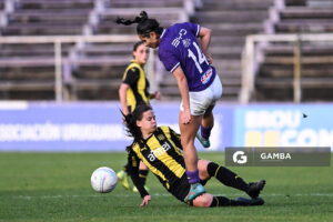 Kristen Horvath, de Peñarol. Camila Santos, de Defensor Sporting. Campeonato Uruguayo de Fútbol Femenino. Estadio Luis Franzini.