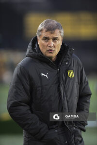 Diego Aguirre, director técnico de Peñarol. Torneo Intermedio. Estadio Campeón del Siglo.