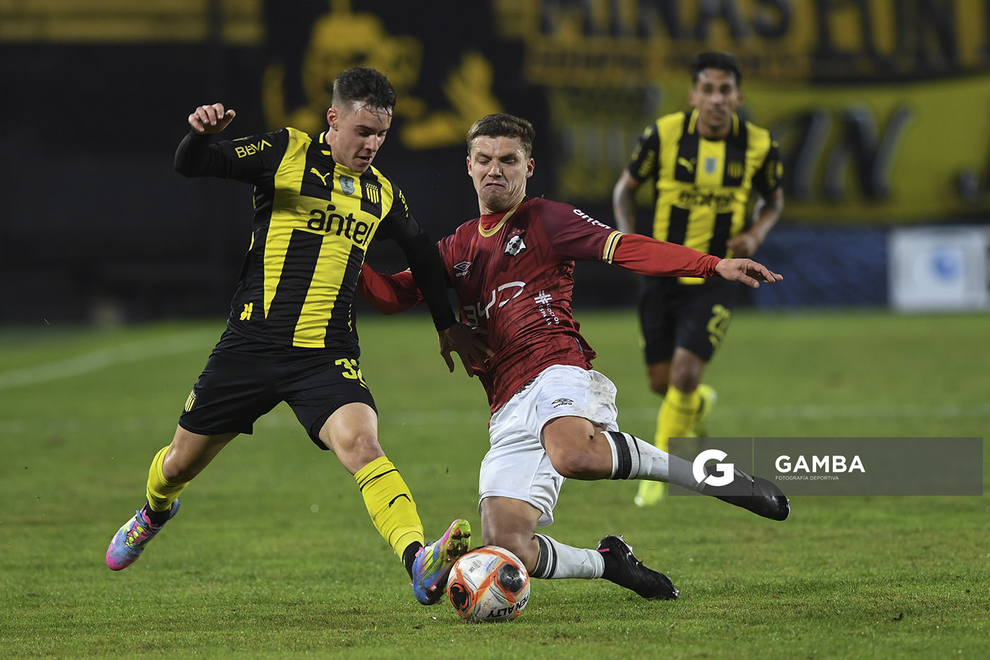 Leandro Umpiérrez, de Peñarol. Torneo Intermedio. Estadio Campeón del Siglo.
