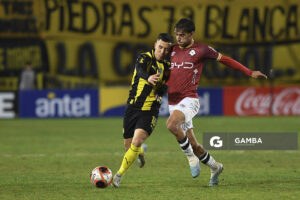 Leonardo Fernández, de Peñarol. Torneo Intermedio. Estadio Campeón del Siglo.
