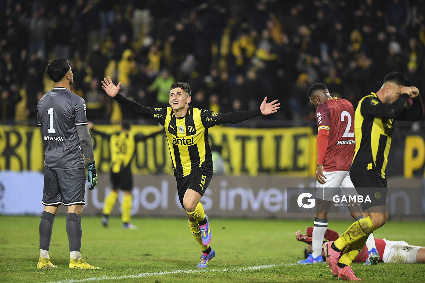 Ignacio Sosa, de Peñarol. Torneo Intermedio. Estadio Campeón del Siglo.