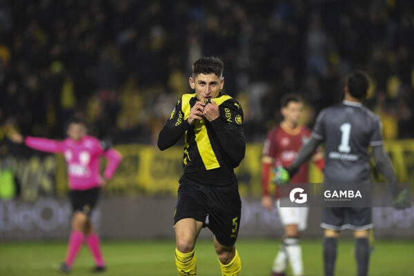 Ignacio Sosa, de Peñarol. Torneo Intermedio. Estadio Campeón del Siglo.