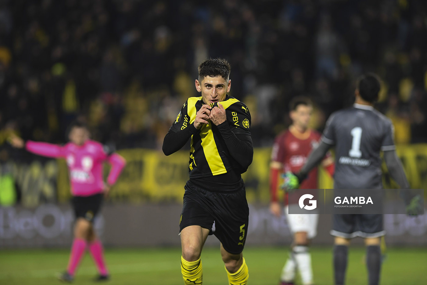Ignacio Sosa, de Peñarol. Torneo Intermedio. Estadio Campeón del Siglo.