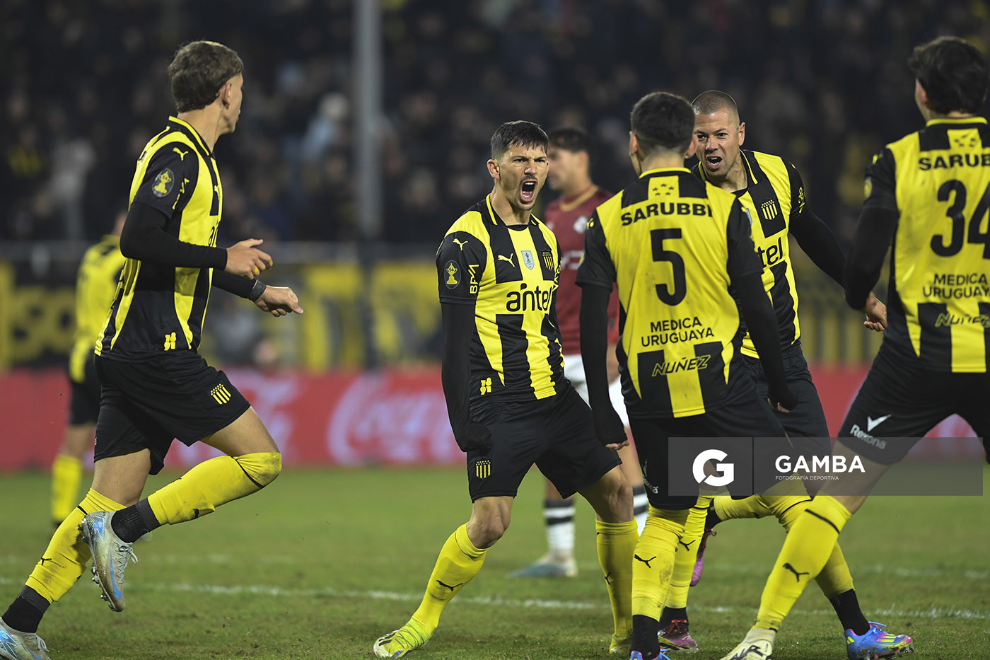 Maximiliano Silvera, de Peñarol. Torneo Intermedio. Estadio Campeón del Siglo.
