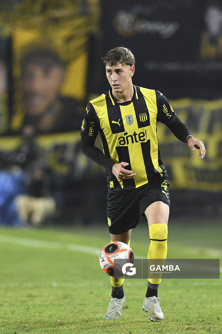 Juan Rodríguez, de Peñarol. Torneo Intermedio. Estadio Campeón del Siglo.