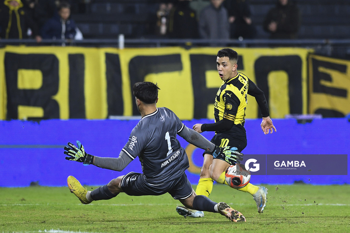 Leonardo Fernández, de Peñarol. Torneo Intermedio. Estadio Campeón del Siglo.