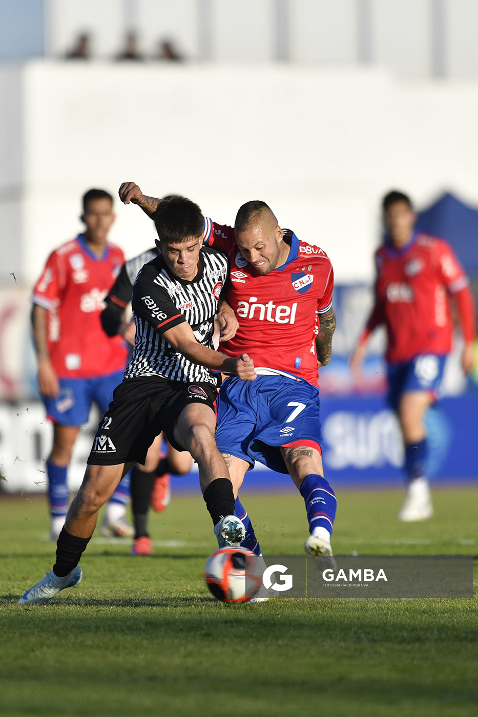 Óscar Díaz, de Miramar Misiones. Nicolás López, de Nacional. Torneo Intermedio. Estadio Silvestre Octavio Landoni.