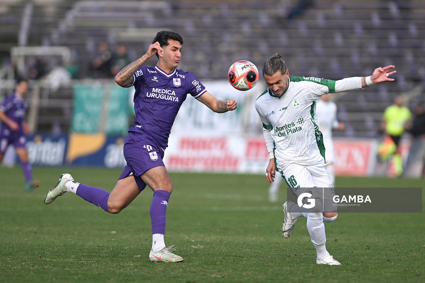 Diego Abreu, de Defensor Sporting. Matías Velázquez, de Plaza Colonia. Torneo Intermedio. Estadio Luis Franzini.