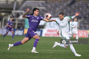 Diego Abreu, de Defensor Sporting. Matías Velázquez, de Plaza Colonia. Torneo Intermedio. Estadio Luis Franzini.