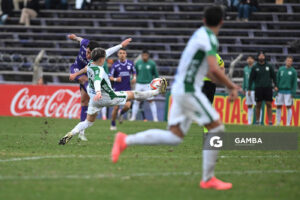 Diego Abreu, de Defensor Sporting. Torneo Intermedio. Estadio Luis Franzini.