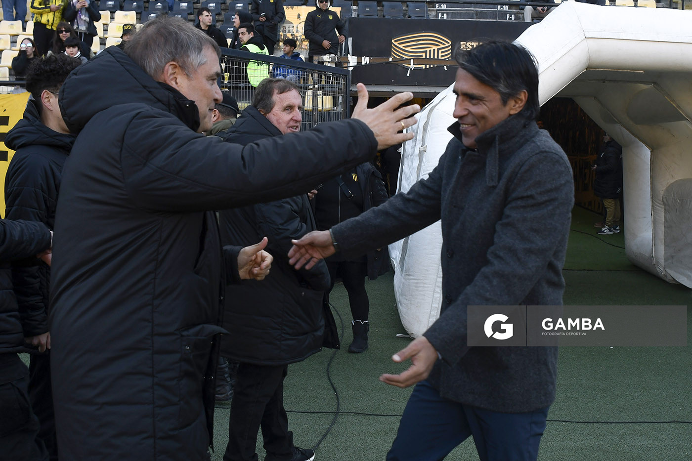 Diego Aguirre, director técnico de Peñarol. Tabaré Silva, director técnico de Cerro. Torneo Intermedio. Estadio Campeón del Siglo.