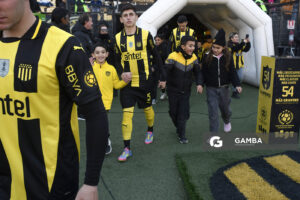 Ignacio Sosa, de Peñarol,  Torneo Intermedio. Estadio Campeón del Siglo.