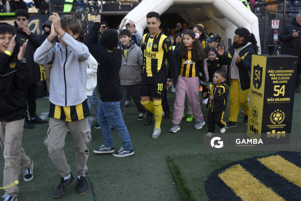Leonardo Fernández, de Peñarol, Torneo Intermedio. Estadio Campeón del Siglo.