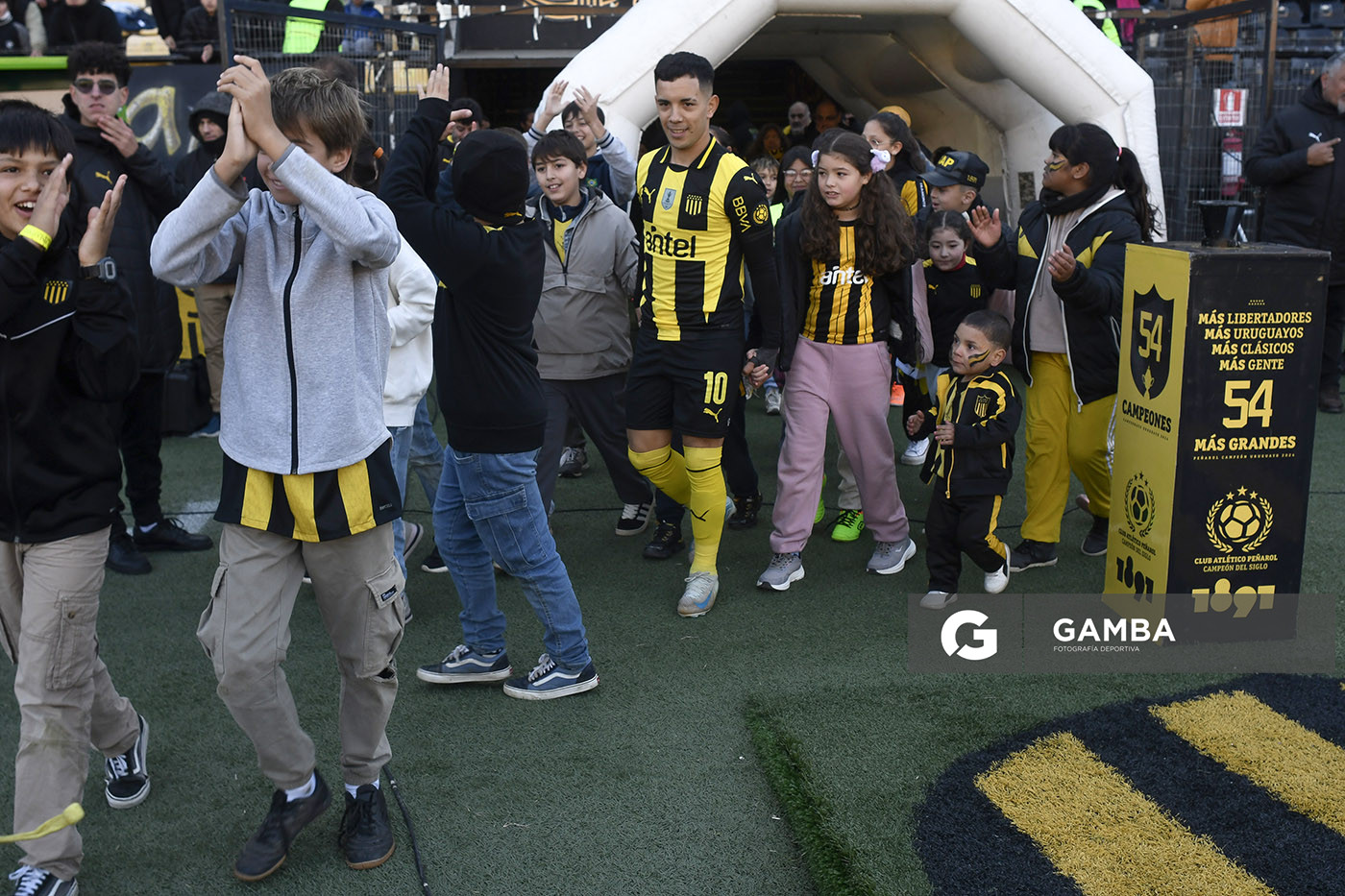 Leonardo Fernández, de Peñarol, Torneo Intermedio. Estadio Campeón del Siglo.