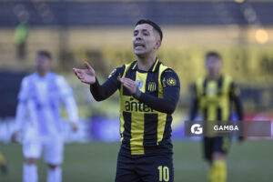Leonardo Fernández, de Peñarol, Torneo Intermedio. Estadio Campeón del Siglo.