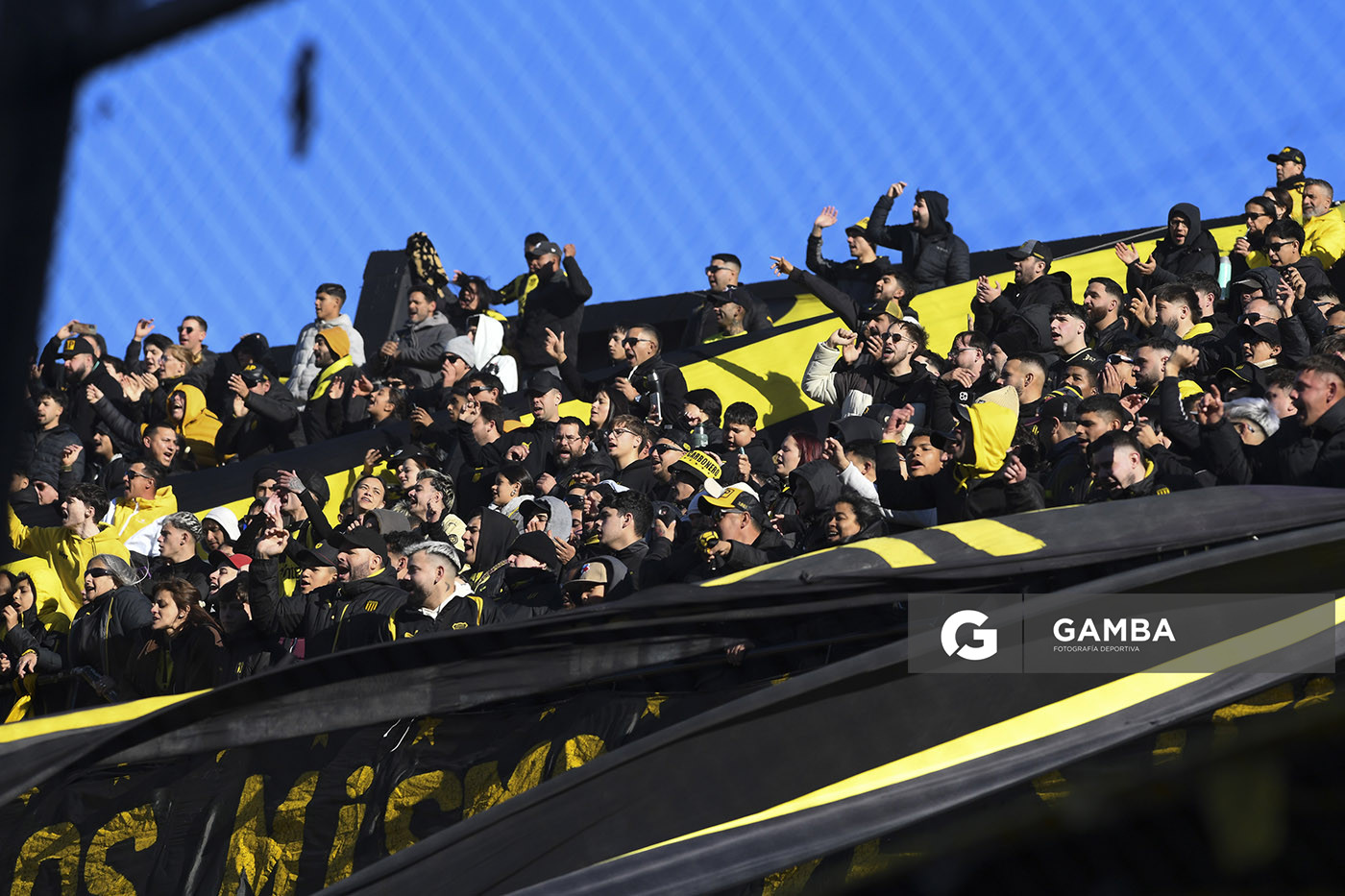Hinchas de Peñarol. Torneo Intermedio. Estadio Campeón del Siglo.