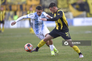 Leandro Umpiérrez, de Peñarol, Torneo Intermedio. Estadio Campeón del Siglo.