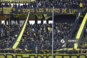 Hinchas de Peñarol. Torneo Intermedio. Estadio Campeón del Siglo.